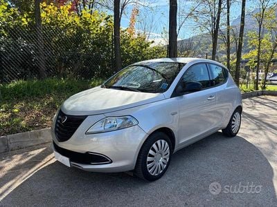 Begagnad Lancia Ypsilon Silver 69 HK (50 kW) 2013 Silver Halvkombi