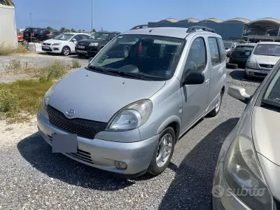 Usata Toyota Yaris Verso 86 CV (63 kW) 2001 Grigio Monovolume
