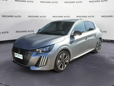 Usata Peugeot 208 Allure 101 CV (74 kW) 2024 Argento Utilitaria