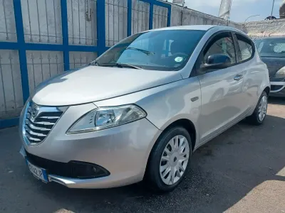 Usata Lancia Ypsilon 69 CV (50 kW) 2012 Argento Utilitaria