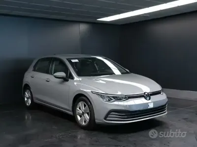 Usata VW Golf VIII Life 116 CV (85 kW) 2024 Grigio pastello Berlina