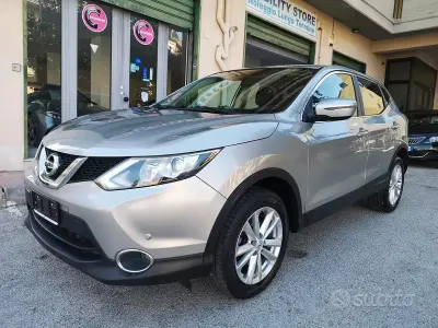 Usata Nissan Qashqai Acenta 110 CV (80 kW) 2017 Grigio SUV