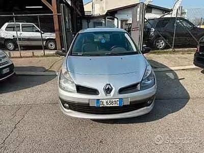 Usata Renault Clio II 75 CV (55 kW) 2007 Grigio Berlina