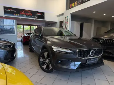 Usata Volvo V60 CC Ultimate 197 CV (144 kW) 2023 Grigio Station wagon