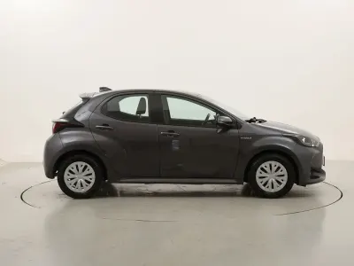Usata Toyota Yaris Hybrid Business Edition 116 CV (85 kW) 2021 Grigiogrigio Utilitaria