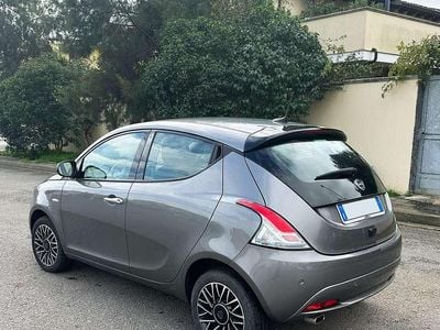 Usata Lancia Ypsilon 69 CV (50 kW) 2024 Grigio Utilitaria