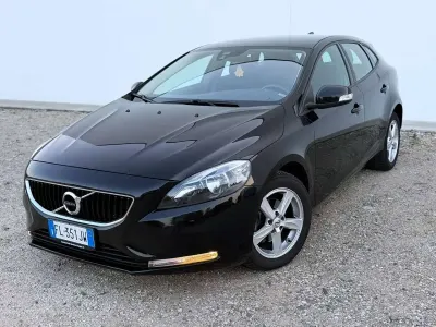 Usata Volvo V40 Kinetic 120 CV (88 kW) 2017 Nero Berlina