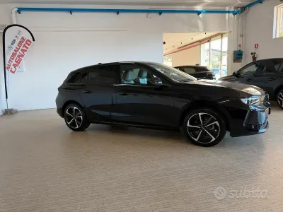Usata Opel Astra Elegance 131 CV (96 kW) 2024 Nero Utilitaria