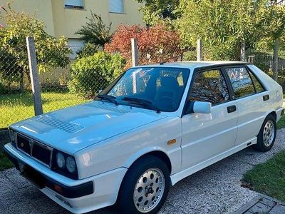 Begagnad Lancia Delta 130 HK (95 kW) 1988 Vit Halvkombi