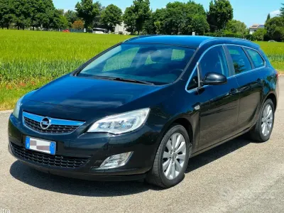 Usata Opel Astra 110 CV (80 kW) 2012 Nero Station wagon