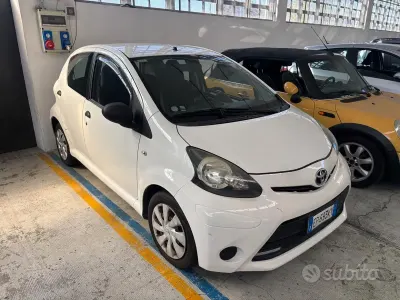 Usata Toyota Aygo Connect Style 68 CV (50 kW) 2012 Bianco Utilitaria
