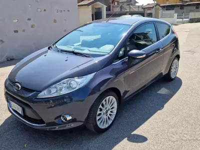 Usata Ford Fiesta Titanium 82 CV (60 kW) 2011 Bluazzurro Berlina