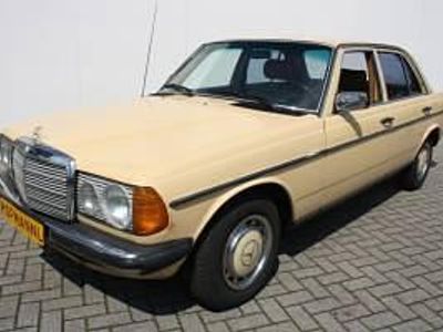 Usata Mercedes 200 60 CV (44 kW) 1981 Giallo Berlina