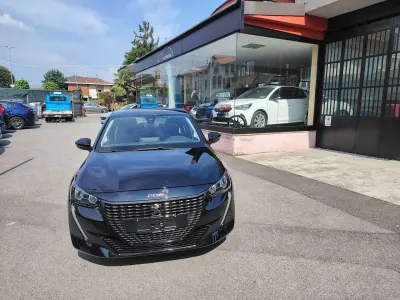 Begagnad Peugeot 208 Allure 101 HK (74 kW) 2022 Svart Halvkombi