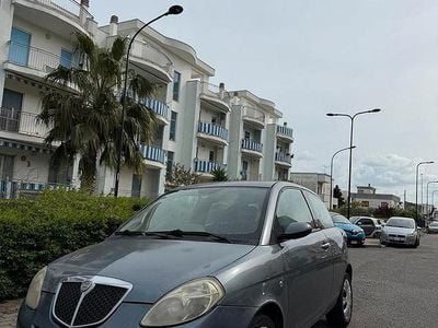 Begagnad Lancia Ypsilon 90 HK (66 kW) 2008 Grå Halvkombi