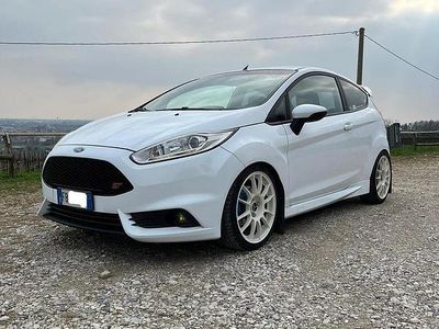 Usata Ford Fiesta ST 182 CV (133 kW) 2015 Bianco Berlina