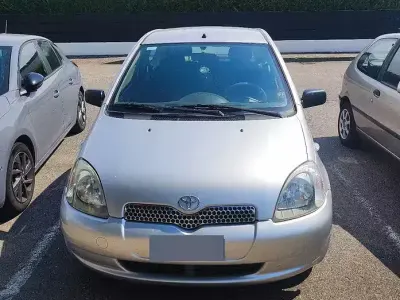 Usata Toyota Yaris 68 CV (50 kW) 2002 Grigio Berlina