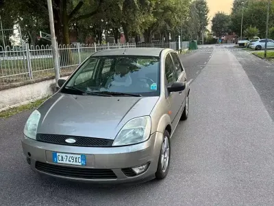 Usata Ford Fiesta 68 CV (50 kW) 2002 Grigio Utilitaria