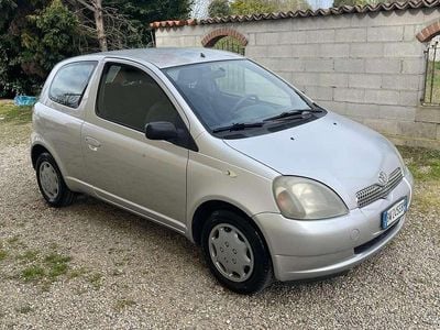 Usata Toyota Yaris Sol 68 CV (50 kW) 2001 Argento Berlina