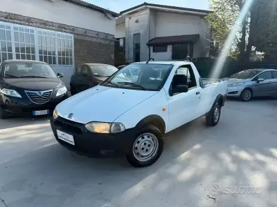 Usata Fiat Strada 63 CV (46 kW) 2001 Bianco Pick-up