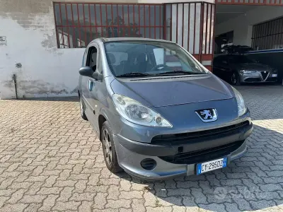 Usata Peugeot 1007 68 CV (50 kW) 2005 Blu Monovolume
