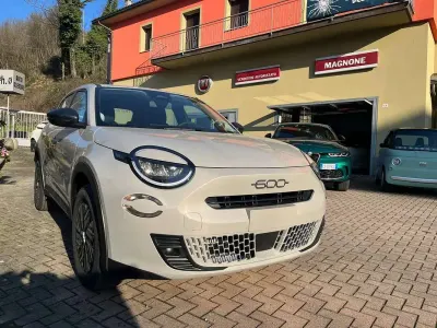 Nuova Fiat 600 101 CV (74 kW) 2025 Beige SUV