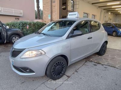 Usata Lancia Ypsilon Silver 69 CV (50 kW) 2021 Argento Utilitaria