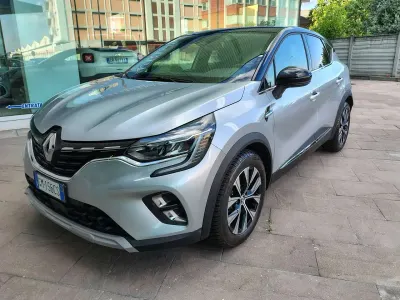 Usado Renault Captur Techno 94 CV (69 kW) 2023 Plateado SUV