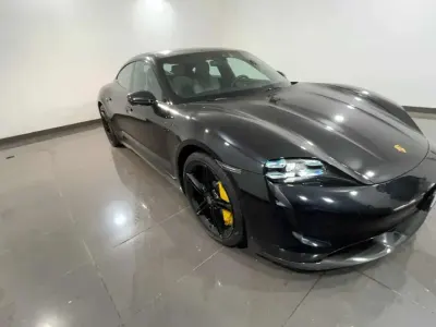 Usata Porsche Taycan Turbo S 141 kW (193 CV) 2020 Nero ocra Berlina