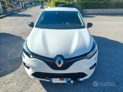 Begagnad Renault Clio V 101 HK (74 kW) 2023 Vit Sedan
