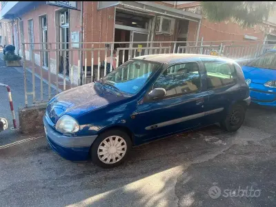 Usata Renault Clio 48 CV (35 kW) 2001 Bluazzurro Utilitaria