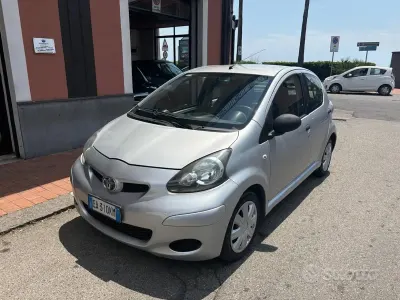 Usata Toyota Aygo Sol 68 CV (50 kW) 2010 Grigio Utilitaria