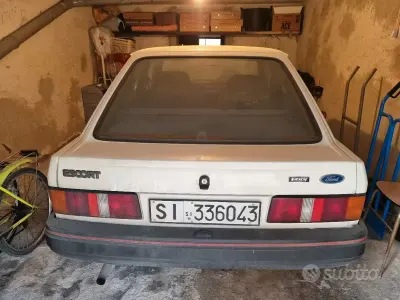 Usata Ford Escort 50 CV (36 kW) 1988 Bianco Berlina