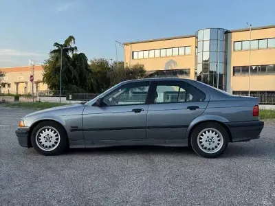 Usata BMW 318 115 CV (84 kW) 1994 Grigio Berlina