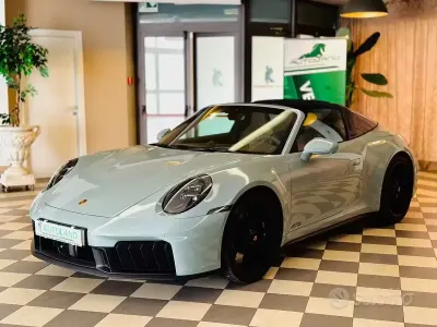 Usata Porsche 992 484 CV (355 kW) 2025 Verde Cabrio