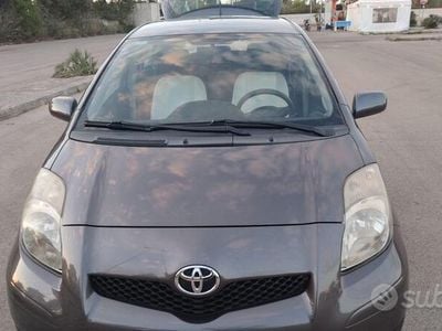 Usata Toyota Yaris 90 CV (66 kW) 2011 Grigio Utilitaria