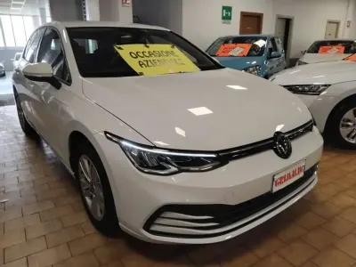 Begagnad VW Golf VIII Life 116 HK (85 kW) 2022 Vit Sedan