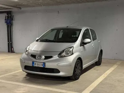 Usata Toyota Aygo 68 CV (50 kW) 2007 Grigio Utilitaria