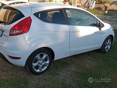 Usata Ford Fiesta 90 CV (66 kW) 2010 Bianco Utilitaria