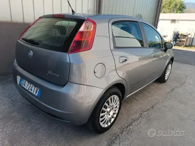 Usado Fiat Grande Punto Dynamic 65 HP (47 kW) 2006 Cinzento Citadino