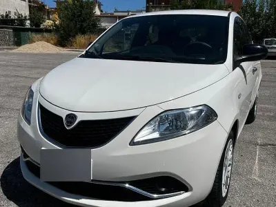 Usata Lancia Ypsilon 95 CV (69 kW) 2017 Bianco Utilitaria