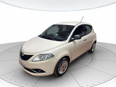 Usata Lancia Ypsilon Gold 69 CV (50 kW) 2018 Argento Utilitaria