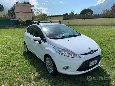 Usata Ford Fiesta Titanium 68 CV (50 kW) 2010 Bianco Utilitaria