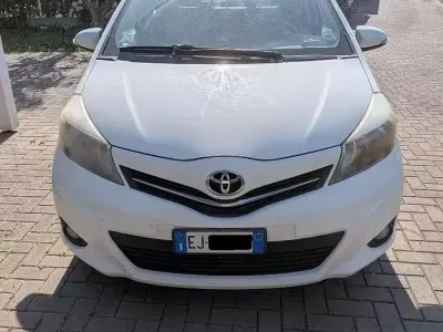 Usata Toyota Yaris Active 69 CV (50 kW) 2012 Bianco Utilitaria