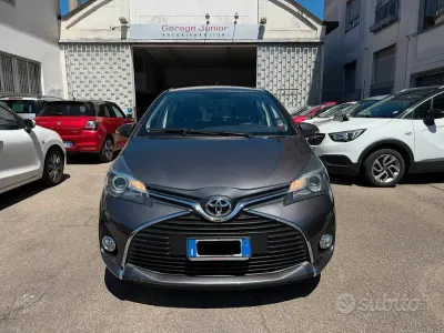 Usata Toyota Yaris Active 99 CV (72 kW) 2015 Grigio Utilitaria