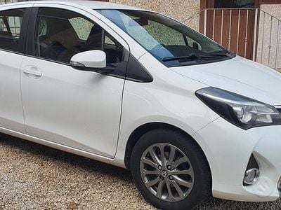 Usata Toyota Yaris Lounge 69 CV (50 kW) 2017 Bianco Berlina