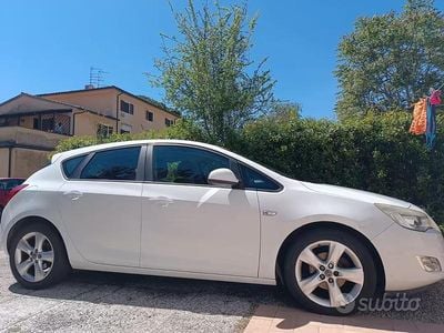 Usata Opel Astra Cosmo 95 CV (69 kW) 2011 Bianco Berlina