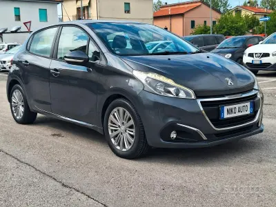 Gebraucht Peugeot 208 Allure 75 PS (55 kW) 2016 Grau Kleinwagen