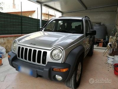 Usata Jeep Cherokee Sport 143 CV (105 kW) 2002 Grigio SUV