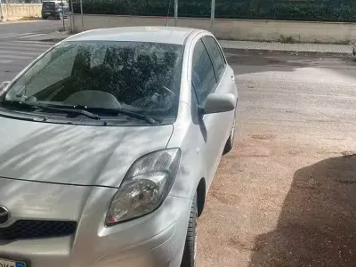 Usata Toyota Yaris 100 CV (73 kW) 2010 Marrone Utilitaria